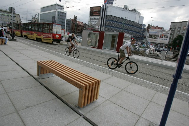 Przebudowa centrum Katowic: Nowe ławki, przystanek i kiosk na rynku