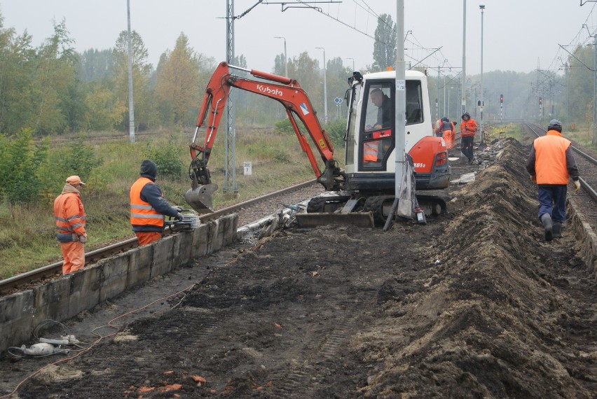 Trwa remont peronu na stacji kolejowej w centrum Dąbrowy...