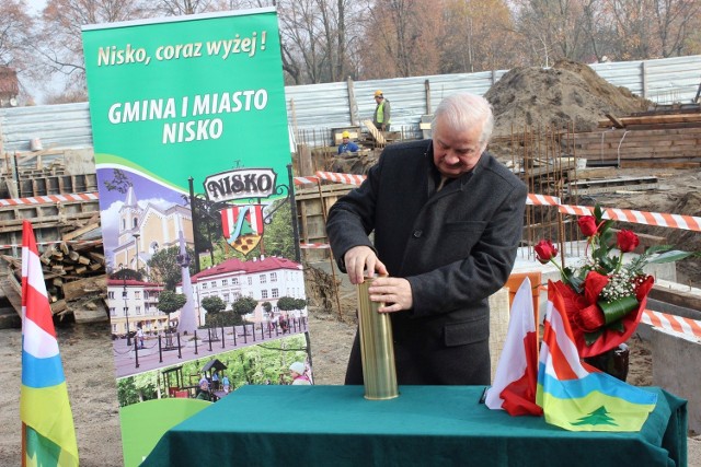 Kapsułę z podpisanym aktem erekcyjnym zamyka burmistrz Niska Julian Ozimek, budowa sali gimnastycznej i towarzyszącym jej wyposażeniem potrwa rok