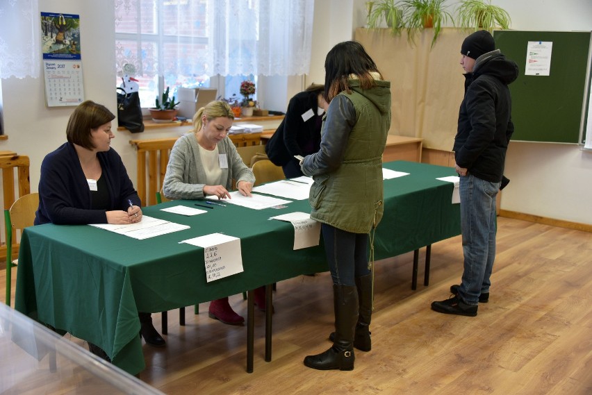 Białostoczanie biorą udział w referendum ws budowy lotniska...