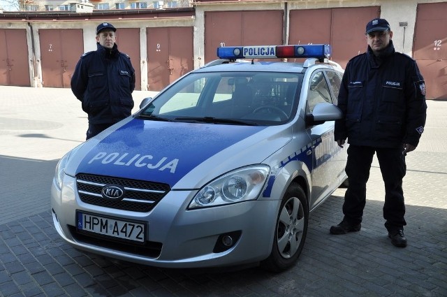 Ul. Wschodnia w Bielsku Podlaskim. Pożar domu. Policjanci wyprowadzili z domu starsze małżeństwo.