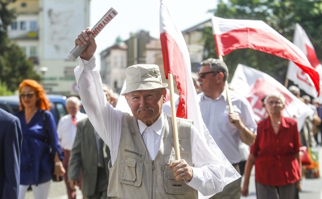 Pochód pierwszomajowy w Święto Pracy w Rzeszowie. Po okolicznościowych wystąpieniach uczestnicy przeszli w pochodzie pod Pomnik „Czynu Rewolucyjnego”, gdzie złożyli kwiaty i wygłosili apel w obronie Pomnika.