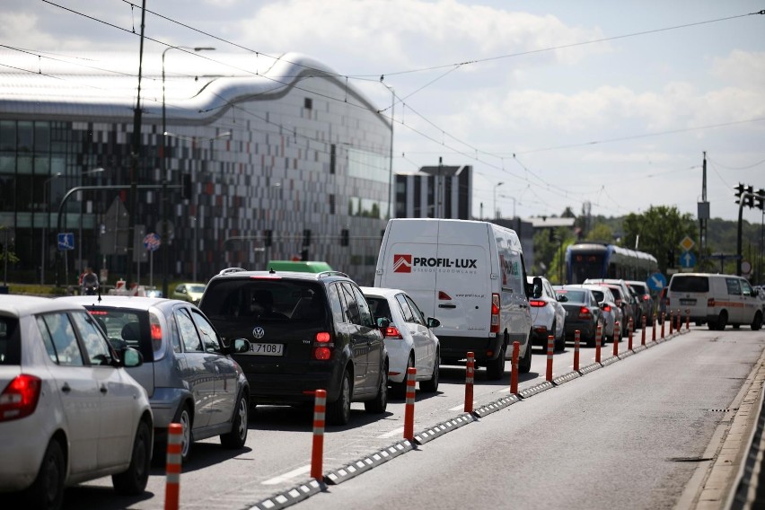 Kraków. Ograniczają ruch na Długiej. Przesunięta likwidacja ścieżki rowerowej na Grzegórzeckiej 