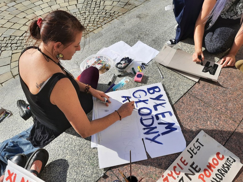Opole. Malowali hasła wyrażające smutek i sprzeciw wobec sytuacji uchodźców na granicy polsko-białoruskiej