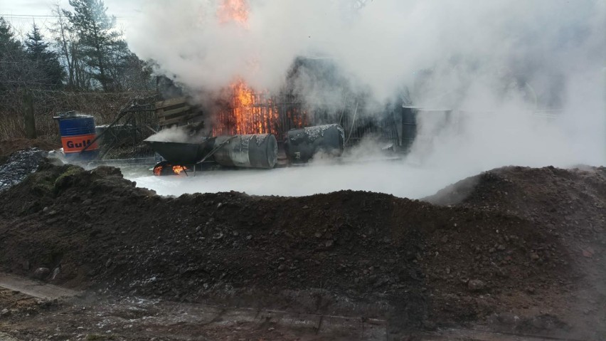 Pożar magazynu paliwowego w Karlikowie Lęborskim. Możliwe skażenie gruntu!