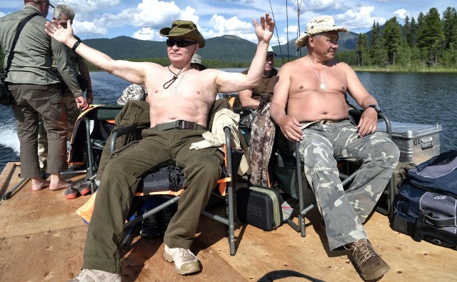Siergiej Szojgu cieszy się dużym zaufaniem Putina. Na zdjęciu podczas wspólnej wyprawy na Daleki Wschód Rosji w 2017 roku
