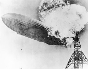 Zdjęcie katastrofy sterowca Hindenburga wykorzystane w okładce albumu