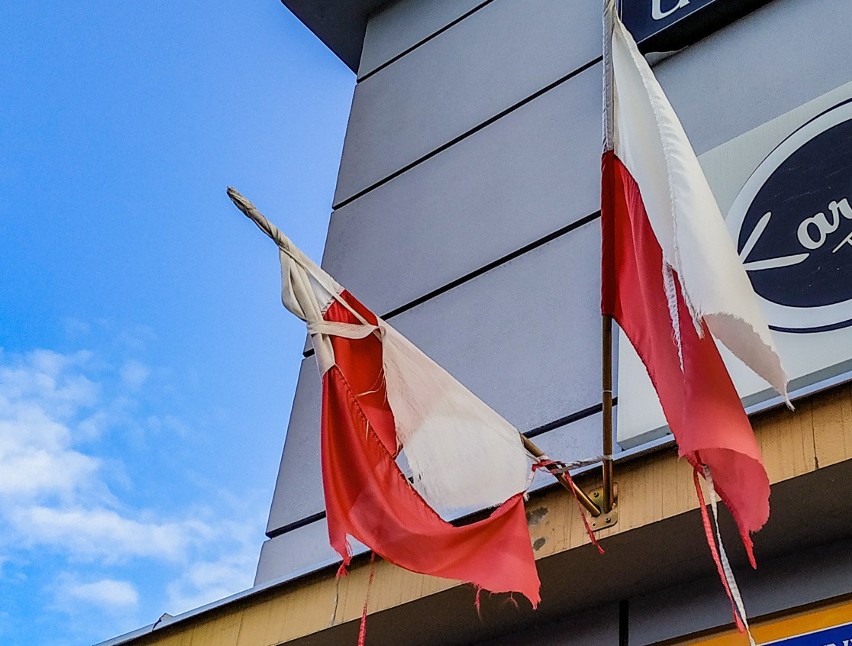 Szerzyny. Zniszczone flagi państwowe na centrum handlowym. Heraldyk: doszło do znieważenia