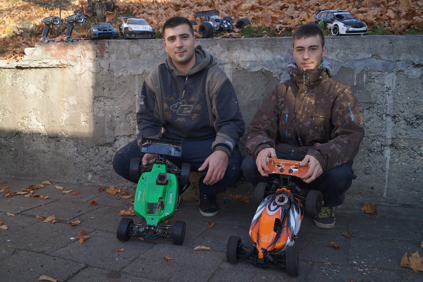 Olkusz. Zawodowo naprawia buty. Po pracy jeździ modelami samochodów [WIDEO]