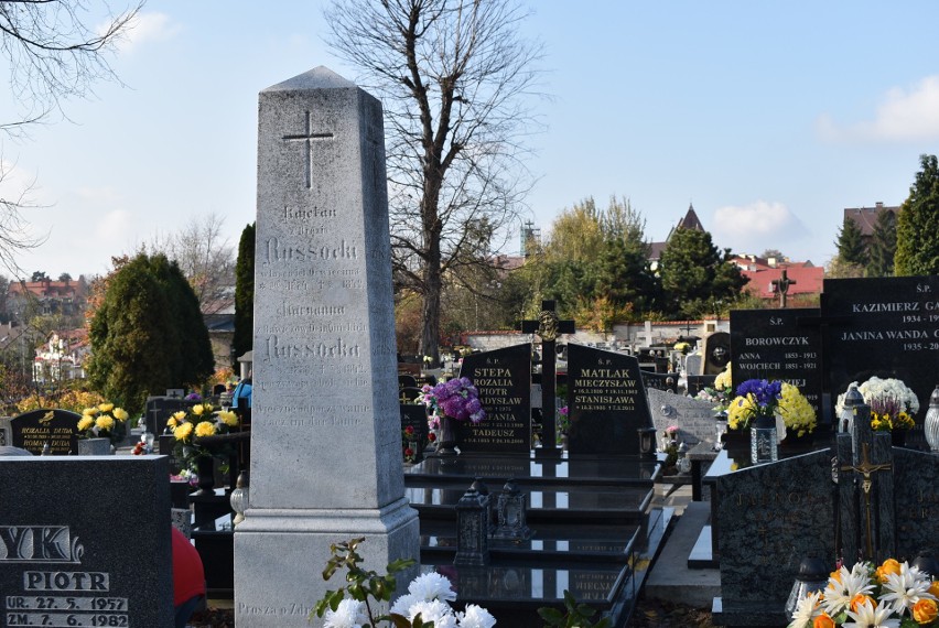 Obelisk z XVIII wieku na miejscu pochówku członków rodu...