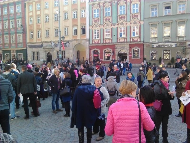 Manifa i antymanifa we Wrocławiu. Spokoju pilnowała policja (ZDJĘCIA)