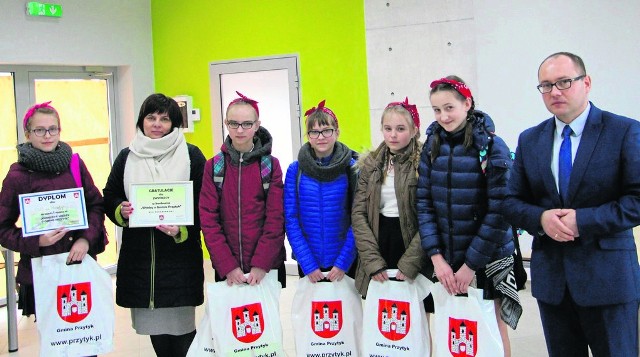 Drużyna ze szkoły z Przytyka wygrała w konkursie, a gratulował jej wójt Dariusz Wołczyński.
