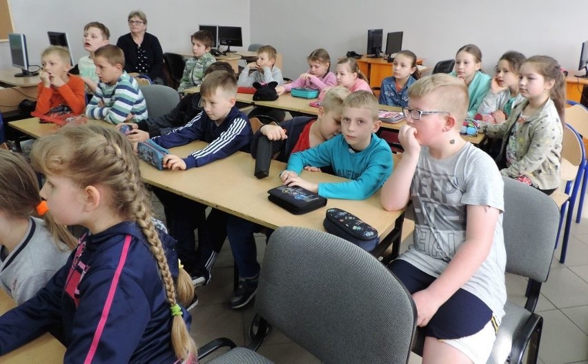 Wolontariuszki europejskie przygotowały dla dzieci z gminy Dąbrowa teatr 