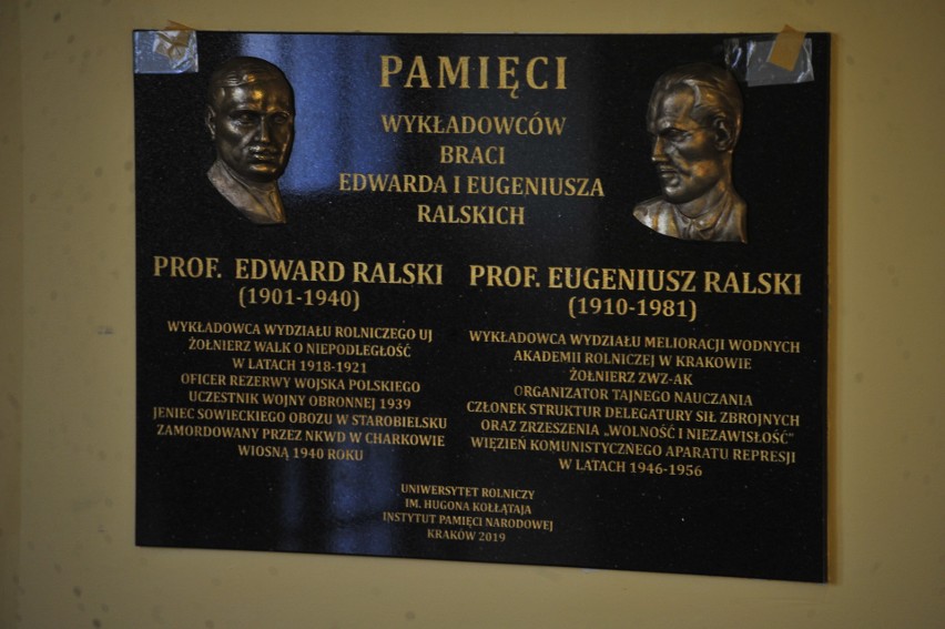 Kraków. Pamiątkowa tablica ku czci braci Edwarda i Eugeniusza Ralskich