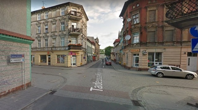 Jedna z mieszkanek okolicy twierdzi, że widziała, jak chwilę wcześniej na środku skrzyżowania ulic Kościuszki i św. Ducha bity był mężczyzna