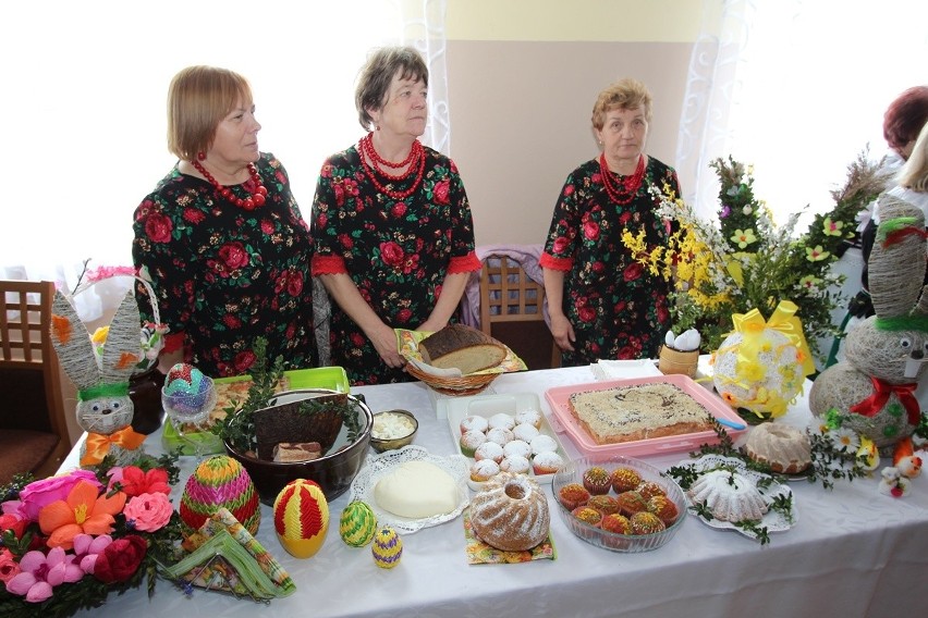 Tradycyjne regionalne śniadanie wielkanocne u kobiet w Słomianej