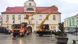 Na żarskim rynku stawiają choinkę. Będzie gotowa na Mikołajki