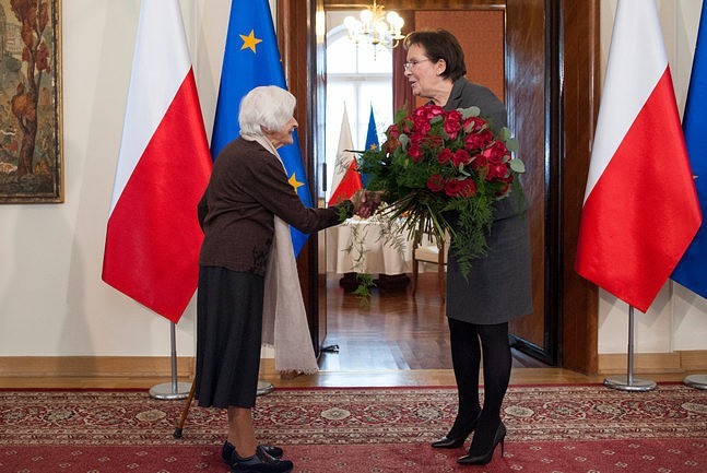 Premier Ewa Kopacz wręczyła Danucie Szaflarskiej Kwiaty...