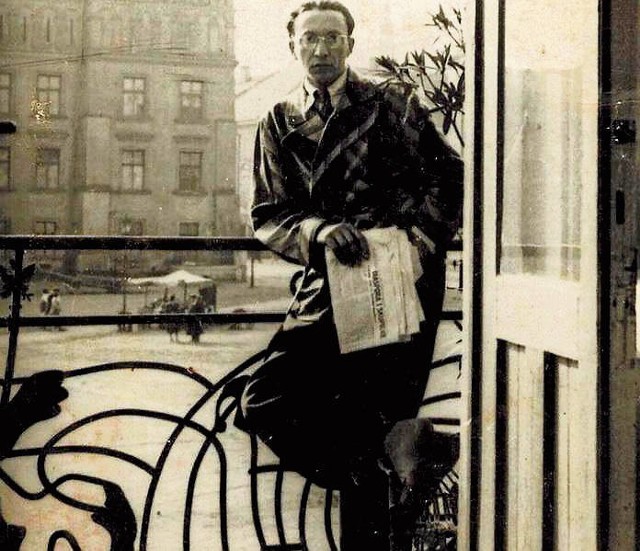 Jakub Leser na balkonie przy placu Wolnica 10, około 1935 r.