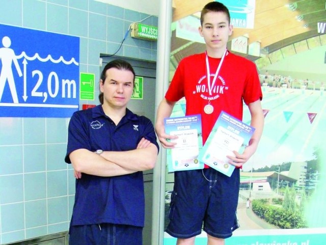 Czternastoletni Norbert prezentuje medal i dyplomy mistrzostw, które zdobył dzięki pracy z trenerem Dariuszem Laszewiczem