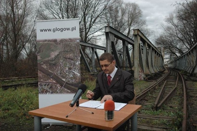 Jan Zubowski przy kolejowym moście