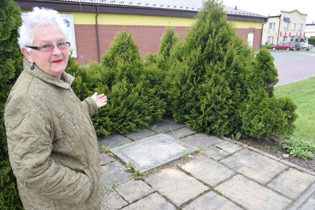 Urszula Jaworek przy pustym miejscu na ul. Tuchowskiej, gdzie stała kiedyś figura Matki Bożej z Dzieciątkiem