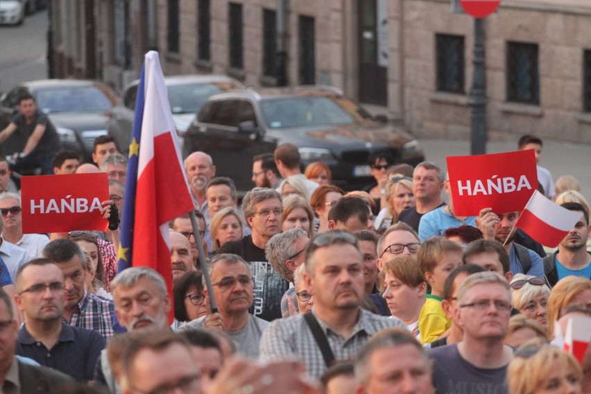 Wielka manifestacja w centrum Kielc „Wolne Sądy” z tysiącami uczestników  