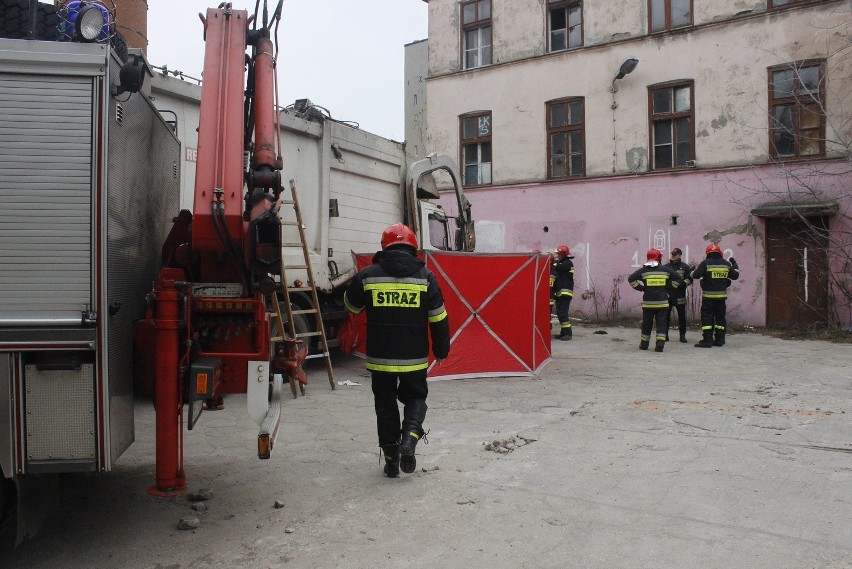 Śmiertelny wypadek na Zachodniej. Zginął operator śmieciarki [ZDJĘCIA+FILM]