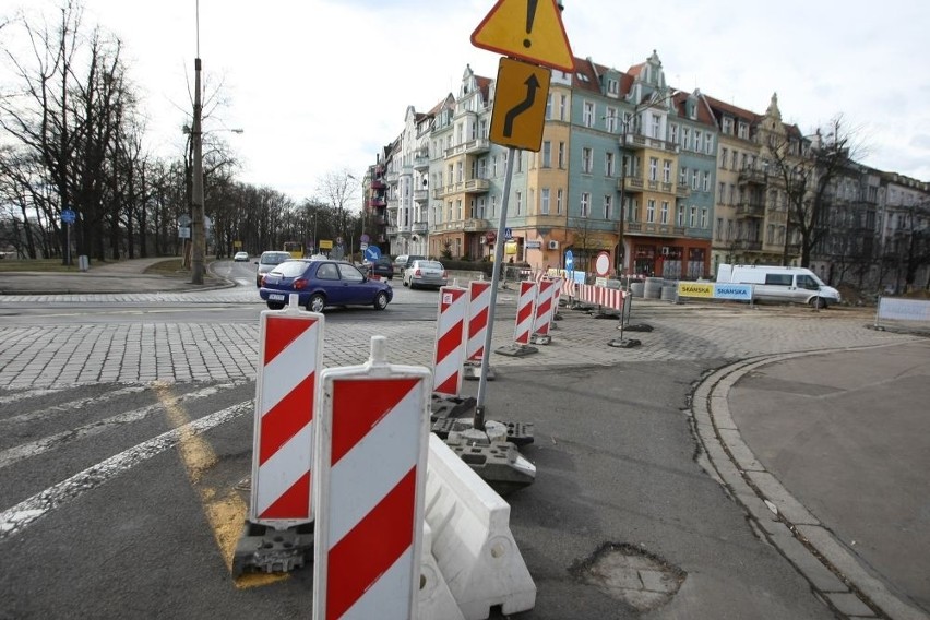 Wrocław: Na Curie-Skłodowskiej układają kanalizację. Remont skończy się do września? [FOTO]