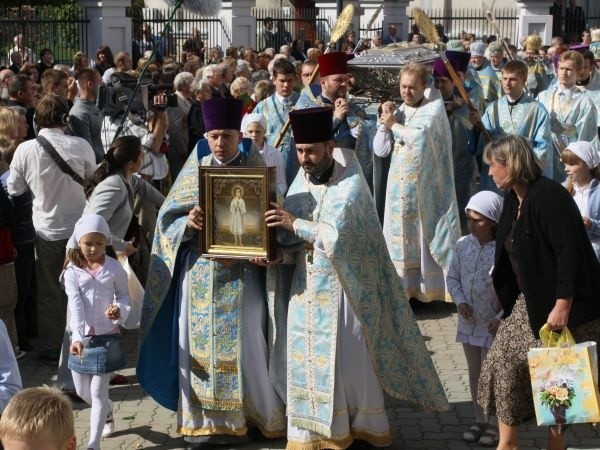 Uroczysta procesja z relikwiami św. Męczennika Gabriela okrąża białostocką katedrę