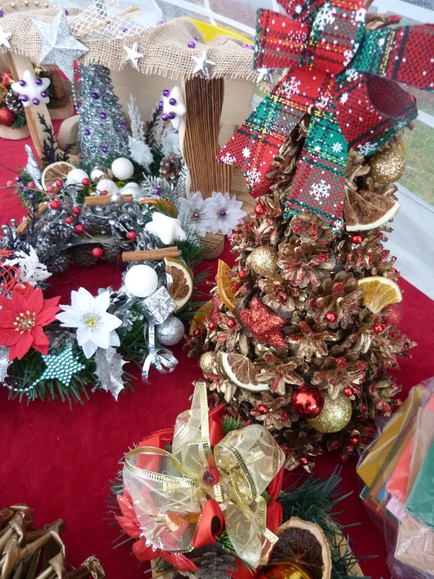 Piękne ozdoby świąteczne w Piekoszowie. Kiermasz potrwa do soboty
