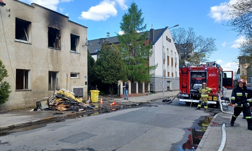 Pożar na Brochowie we Wrocławiu. Jedna osoba ranna, strażacy przeszukują zgliszcza [ZDJĘCIA]