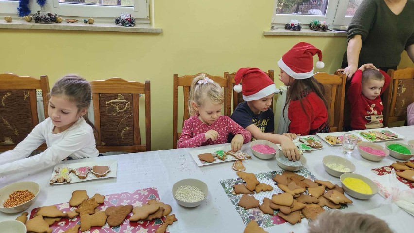 Świąteczne warsztaty w Żabinie. 17.12.2023 dzieci dekorowały pierniki oraz spotkały się z Mikołajem
