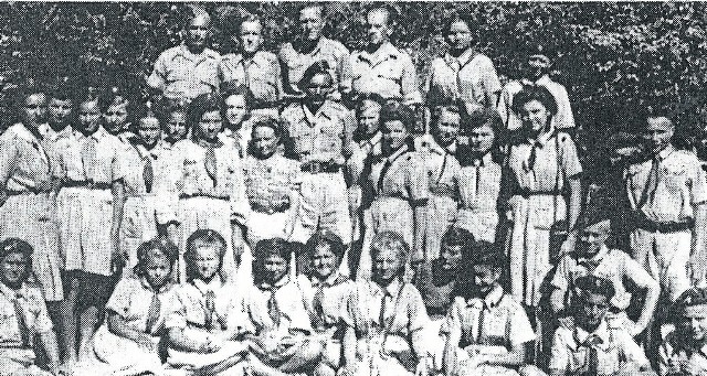Obóz harcerski w Isfahanie w 1943 r. Romana Starzyk, w pierwszym rzędzie, piąta z prawej. Rozkazem generała Andersa, który bardzo dbał o wychowanie młodzieży, wszędzie zorganizowano szkoły dla Polaków