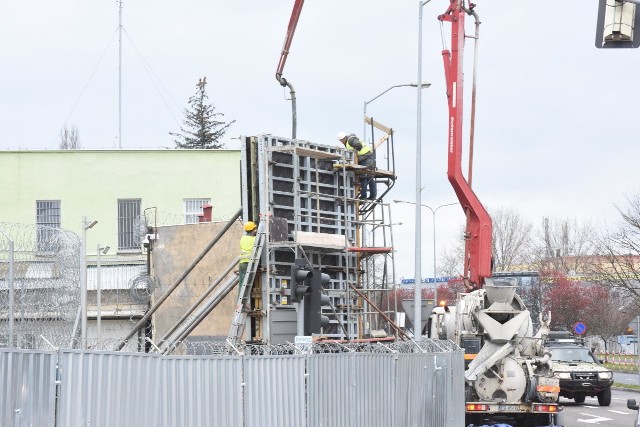 W środę (18 grudnia) jeden pas ruchu na ul. Łużyckiej, przy areszcie śledczym w Zielonej Górze, został wyłączony z ruchu. Ma to związek z budową nowego muru aresztu. Jak długo kierowcy muszą liczyć się w tym miejscu z utrudnieniami?O to zapytaliśmy rzecznika prasowego dyrektora aresztu śledczego w Zielonej Górze, kpt. Przemysława Kierzka.- Jak na razie pogoda sprzyja i prace przy budowie nowego muru aresztu idą zgodnie z harmonogramem. Oczywiście kierowcy w tym miejscu muszą liczyć się z sytuacjami, kiedy ruch przy areszcie może być chwilowo utrudniony. Takie sytuacje będą się zdarzały, kiedy będzie wylewany beton. Ta właśnie stało się dziś – poinformował nas w środę P. Kierzek. Jak dodaje, jeszcze w środę powinno się to zakończyć i w czwartek ruch w tym miejscu powinien odbywać się już normalnie. – I w najbliższych dniach nie przewidujemy podobnych utrudnień. A jeśli już do takich dojdzie, to powinny być one krótkotrwałe – zapewnia rzecznik. – Staramy się prowadzić prace tak, aby mieszkańcy jak najmniej odczuwali niedogodności z tym związane.Przy okazji P. Kierzek przypomina, że piesi poruszający się wzdłuż ul. Łużyckiej cały czas muszą liczyć się z utrudnieniami, ponieważ część chodnika przy areszcie jest dla nich zamknięta. - Dlatego prosimy, aby poruszali się oni drugą stroną ulicy - dodaje. Zobacz też: Znika mur Aresztu Śledczego w Zielonej Górze