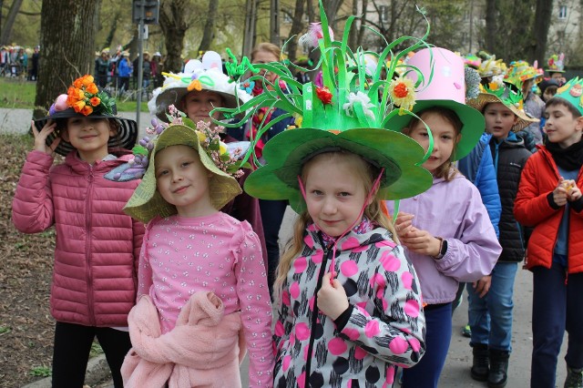 Krzeszowicki "Easter bonnet", czyli "Parada Kapeluszy" w wykonaniu dzieci i młodzieży ze Szkoły Podstawowej nr 2