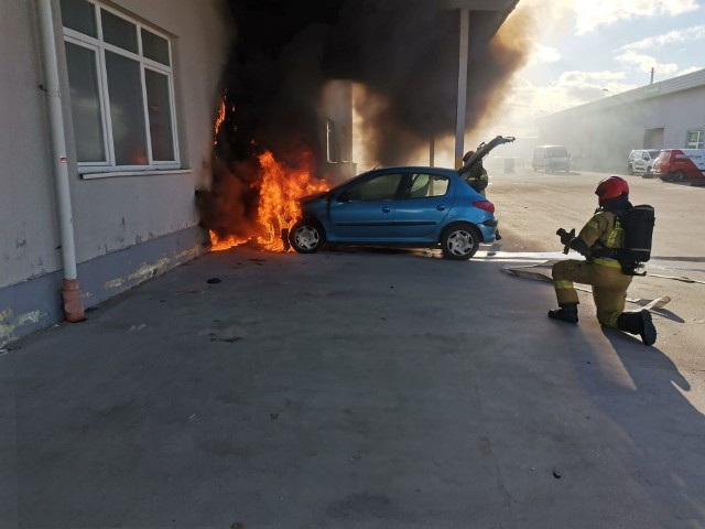 Samochód był zaparkowany przy ul. Polnej. Strażacy zostali zostali powiadomieni o jego pożarze o godz. 11.41. Szybko opanowali ogień.