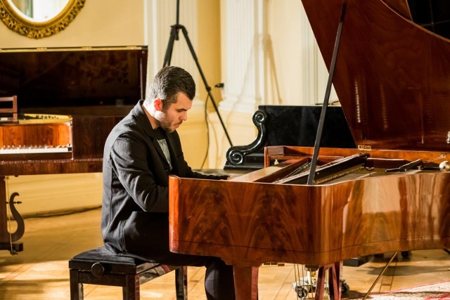 Na inaugurację Roku Andrzeja Szwalbego Łukasz Ojdana zagrał na trzech zabytkowych fortepianach. W prezencie na 100. rocznicę urodzin Andrzeja Szwalbego premierę miał najnowszy nabytek do kolekcji instrumentów oraz odnowiony gabinet dyrektora, do którego po latach powróciło 17 dzieł sztuki.