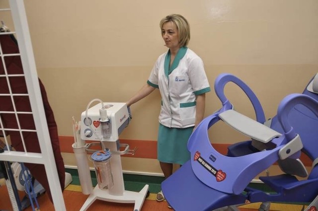 Sprzęt zakupiony w ramach WOŚP trafił na oddział geriatrii szpitala w Kędzierzynie-Koźlu w październiku zeszłego roku.Na pierwszym planie fotel do kąpania niepełnosprawnych pacjentów.
