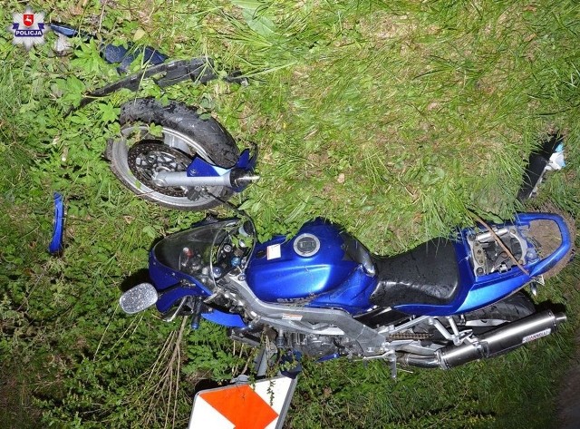 23-letni motocyklista na łuku drogi zjechał na przeciwny pas ruchu i zderzył się z osobowym volvo