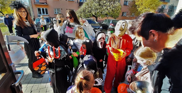 W Tarnobrzegu sympatycy Halloween wyszli w miasto po cukierki.