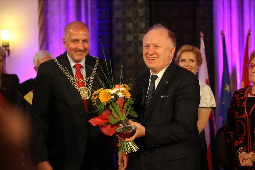 Święto Wrocławia 2015. Honorowi Obywatele odebrali tytuły. Prezydent Dutkiewicz wręczył nagrody