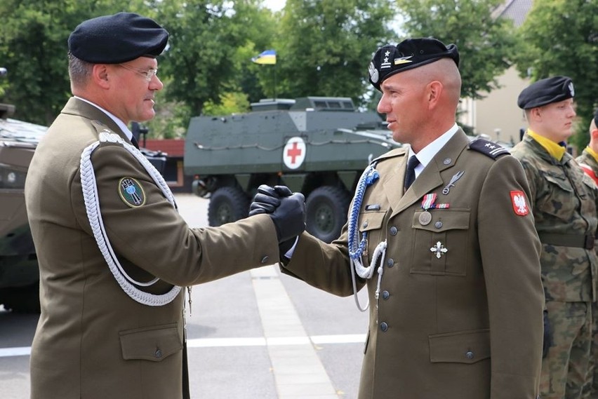 Piękna uroczystość w 17. WBZ. Przekazanie sztandaru brygady nowemu dowódcy