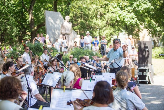 Czwarty sezon tego muzycznego wydarzenia rozpoczął się w niedzielę w słupskim parku Waldorffa. Cykl koncert&oacute;w pod nazwą Garden Party u Karola rozpoczęła orkiestra Polskiej Filharmonii Sinfonia Baltica. Zabrzmiały więc utwory kompozytor&oacute;w argentyńskich (Albe r - to Ginastera i Carlos Gardel) i peruwiańskich (Daniel Alomia Robles). Inne kraje Ameryki Łacińskiej reprezentowali Meksykanie: Arturo Marquez i Jose Pablo Moncayo oraz Kubańczyk Joseito Fernandez, kt&oacute;rego &bdquo;Guantanamera&rdquo; jest z pewnością najpopularniejszym przebojem spośr&oacute;d utwor&oacute;w wykonywanych na koncercie. &lt;script class=&quot;XlinkEmbedScript&quot; data-width=&quot;640&quot; data-height=&quot;360&quot; data-url=&quot;//get.x-link.pl/8a47f3a5-a2d1-6988-a0df-cf1a3e269bf5,2d947df9-1a6b-25f2-2e2d-593dc10d7941,embed.html&quot; type=&quot;application/javascript&quot; src=&quot;//prodxnews1blob.blob.core.windows.net/cdn/js/xlink-i.js?v1&quot;&gt;&lt;/script&gt;