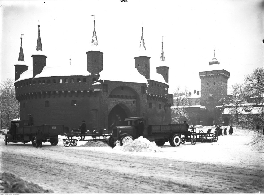 Styczeń 1927 roku - odśnieżanie Barbakanu. Z prawej widoczna...