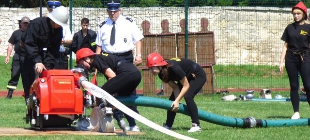 Trafić... wężem do motopompy &#8211; wbrew pozorom to nie taka prosta sprawa. Druhny z Nowego Korczyna poradziły sobie z tym znakomicie i po &#8222;szybkiej bojówce&#8220; wywalczyły w Stopnicy tytuł mistrzowski.