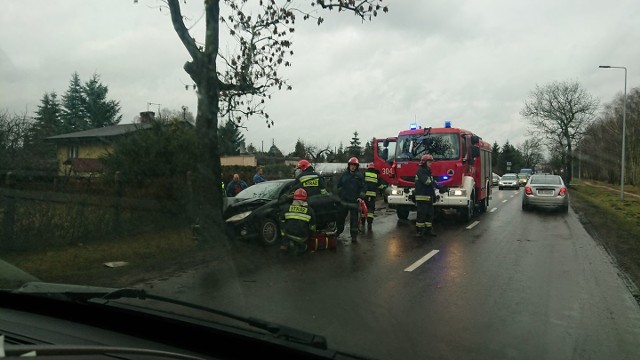 Kierujący osobowym autem uderzył w drzewo na ul. Łochowskiej w Bydgoszczy. Prowadzący auto trafił do szpitala.