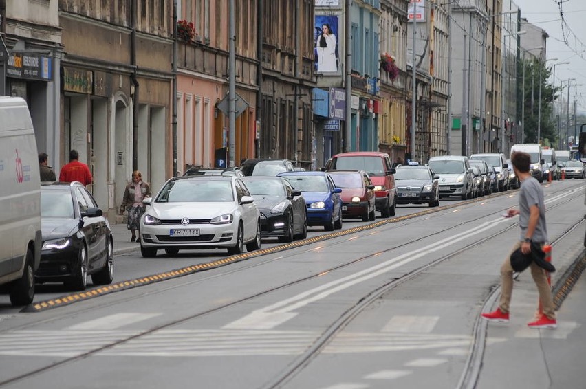 Zdaniem przedsiębiorców ograniczenie parkowania przy ul....