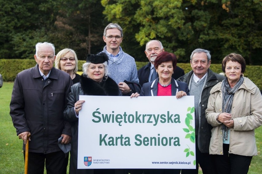 Wspaniała zabawa seniorów w Chrustach i... tańce z marszałkiem (ZDJĘCIA)