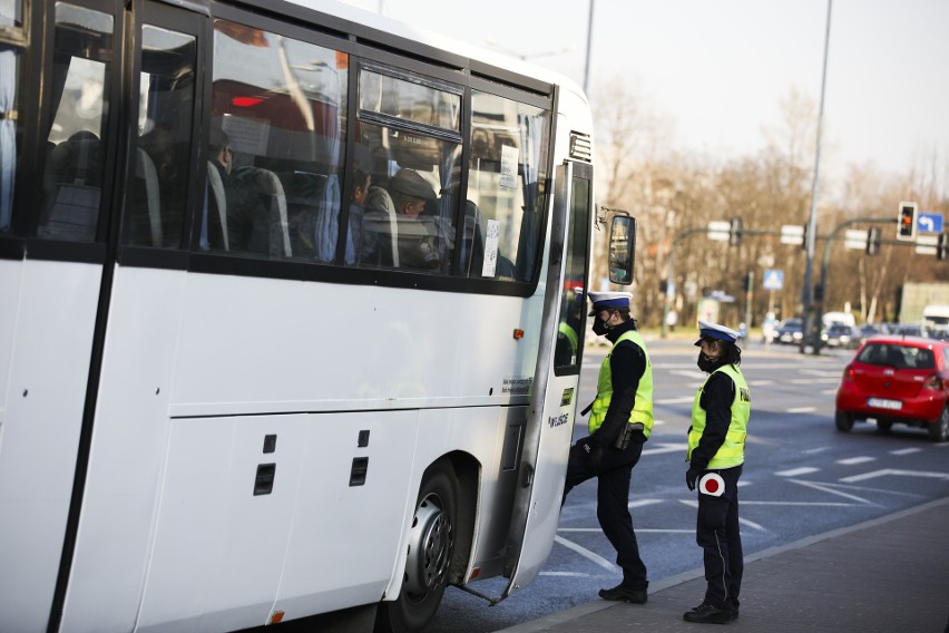 Kraków. Inspektorzy MPK i policjanci kontrolują liczbę podróżujących pasażerów [ZDJĘCIA]
